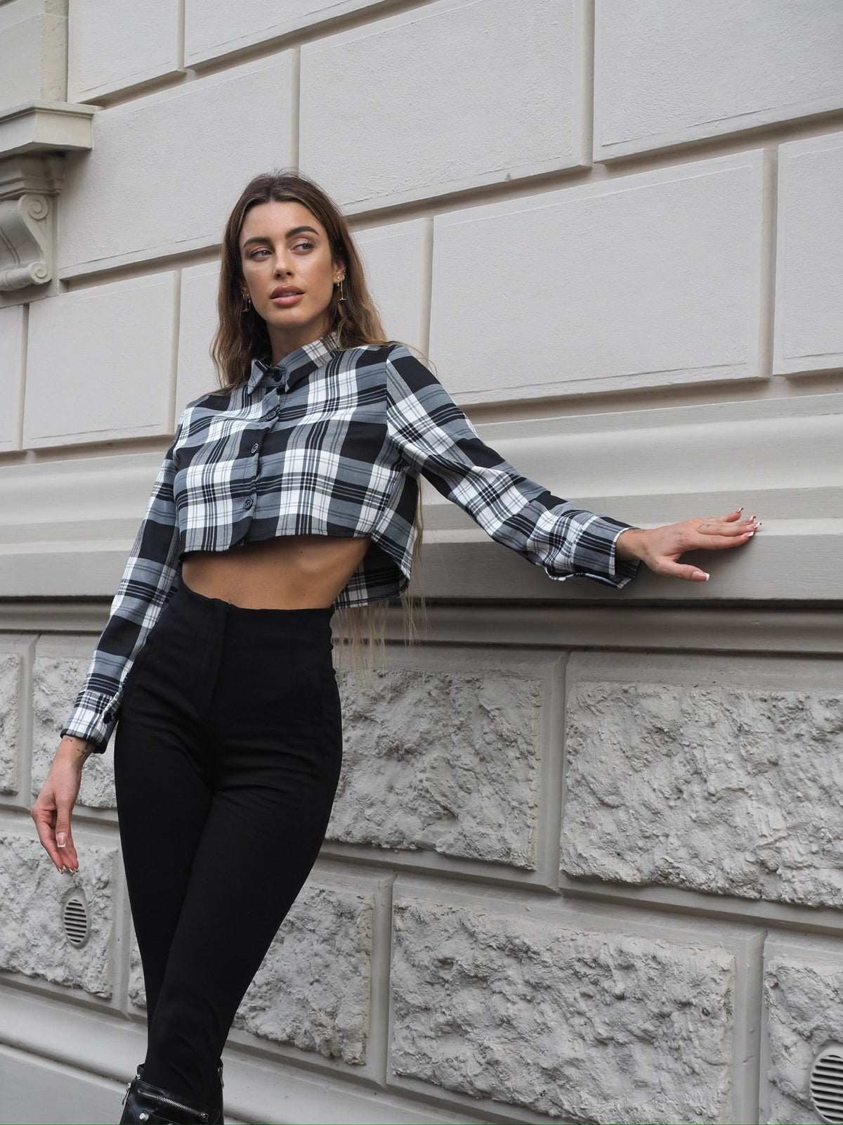 Camicia crop a quadri bianco nero grandi
