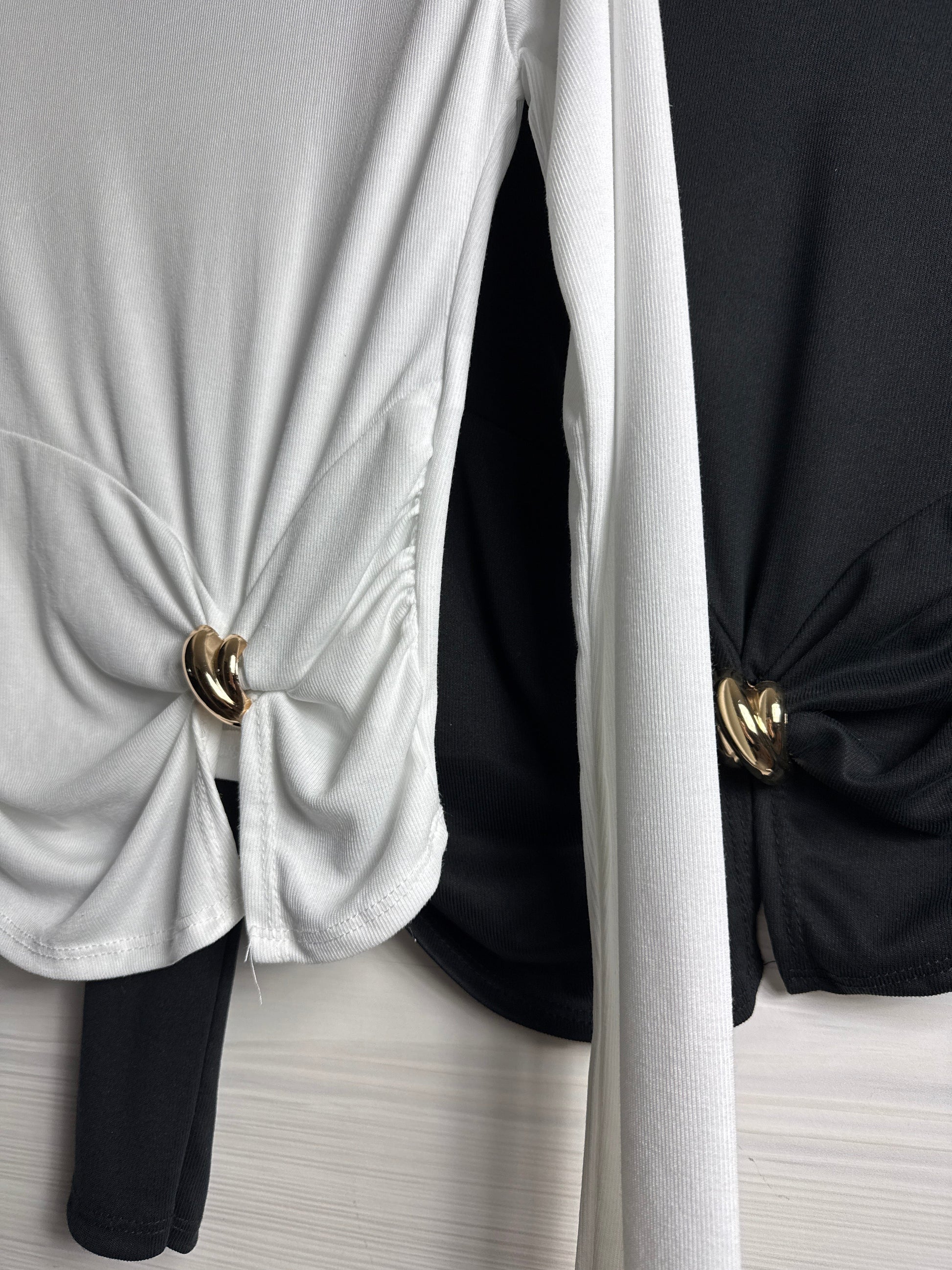 Maglia con fiocco e gioiello oro