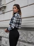 Camicia crop a quadri bianco nero grandi