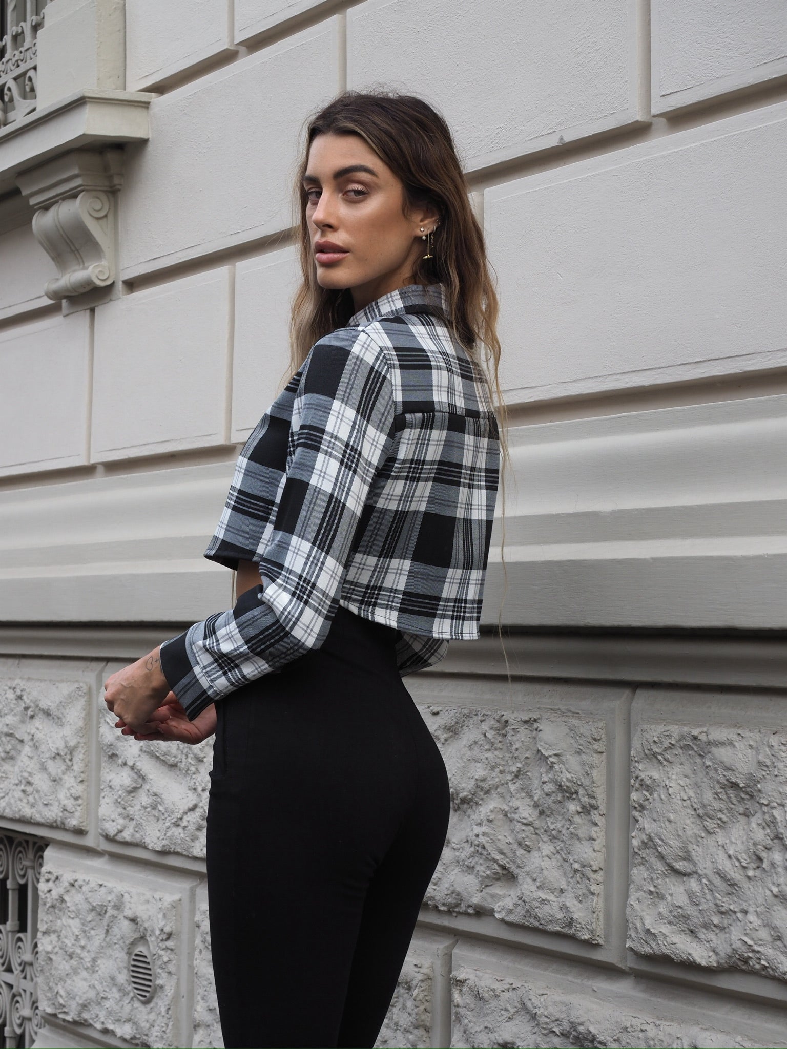 Camicia crop a quadri bianco nero grandi