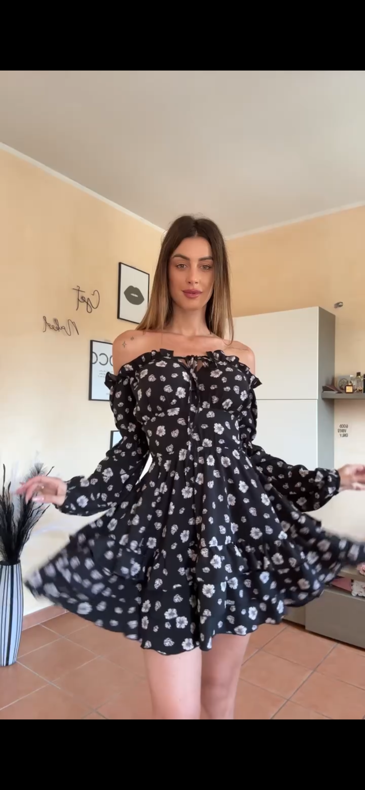 Abito con fiorellini schiena incrociata