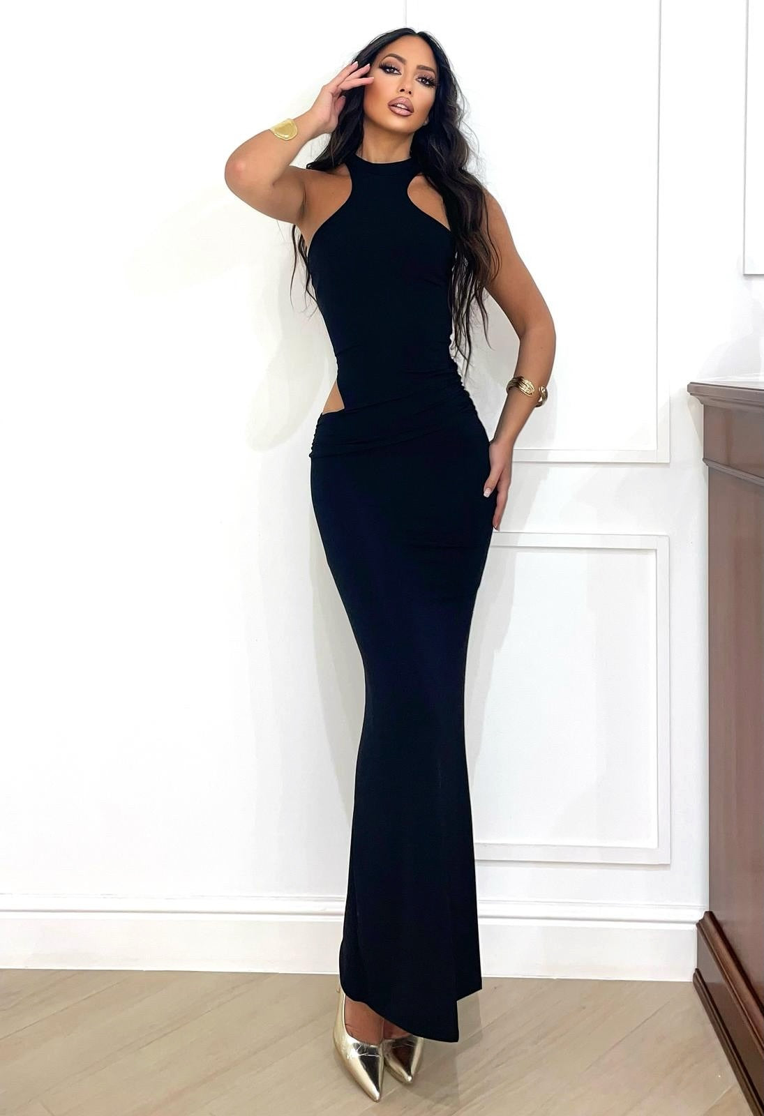 Abito lungo nero con choker e apertura laterale