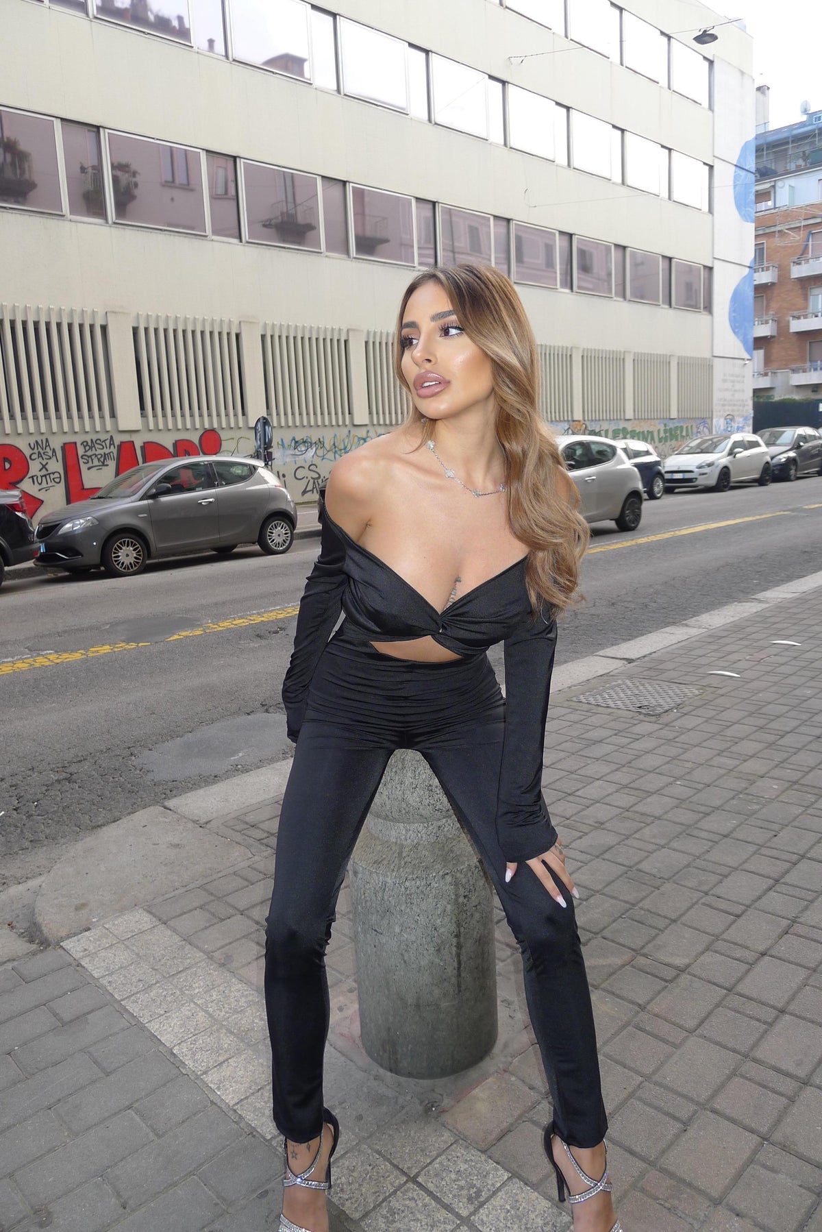 Tuta aderente con nodo nero