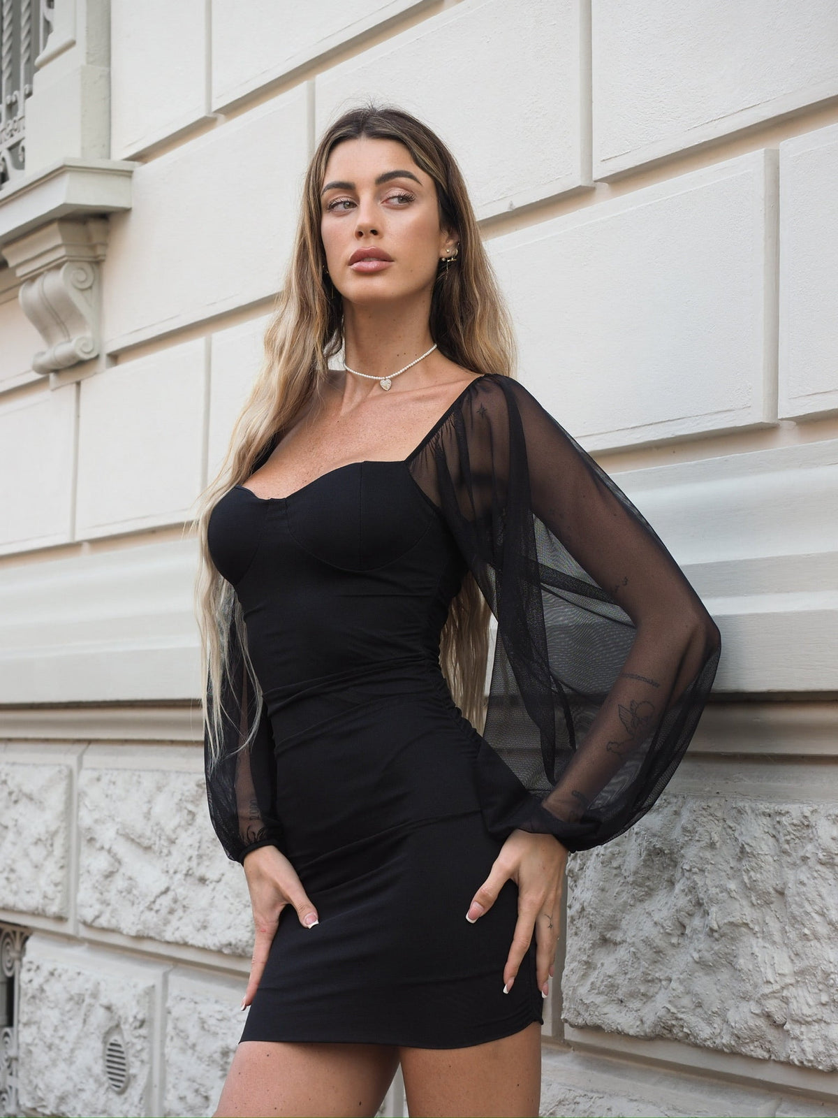 Abito nero maniche velate
