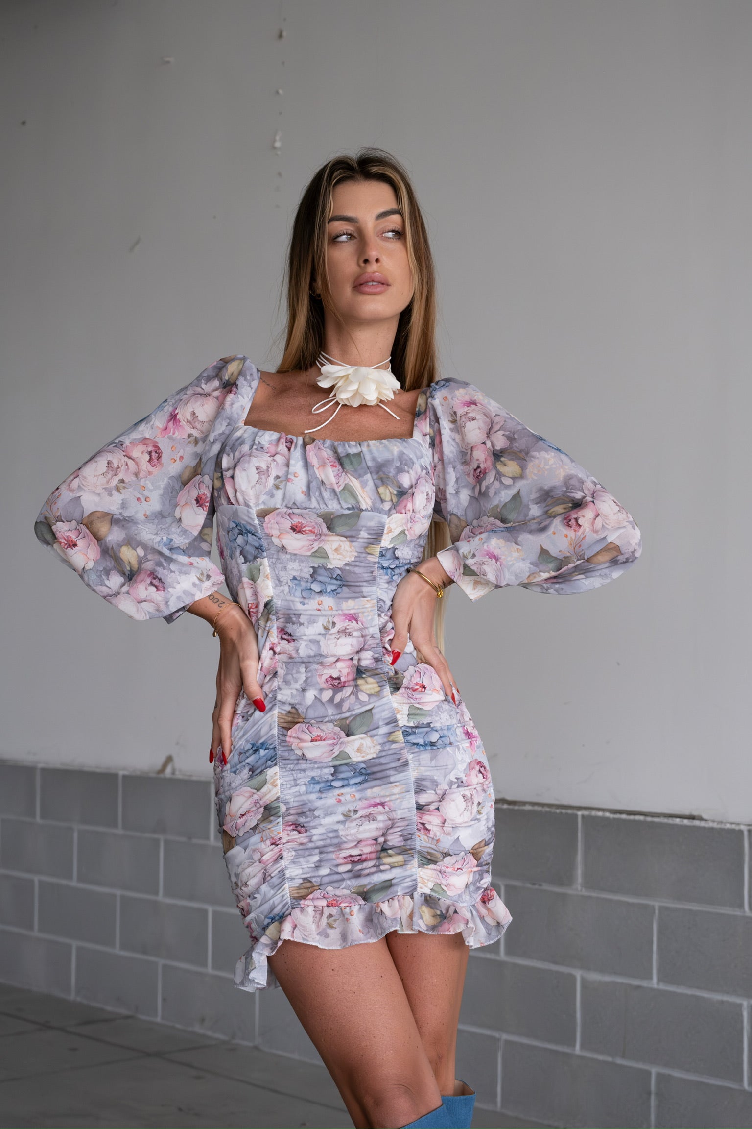 Abito arricciato carta da zucchero con fiori rosa
