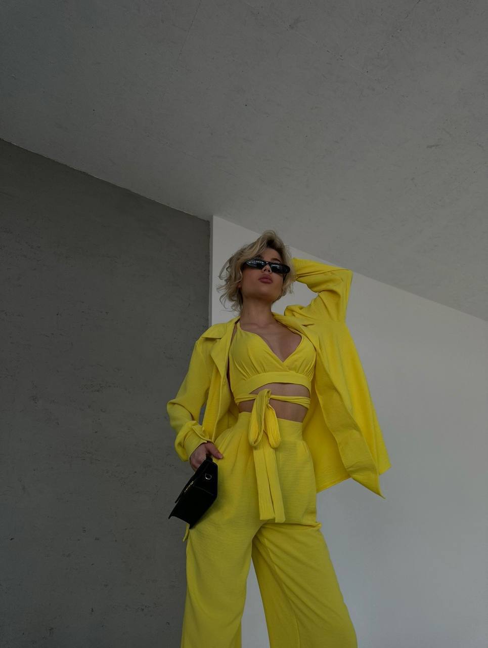 Set tre pezzi camicia top e pantalone giallo