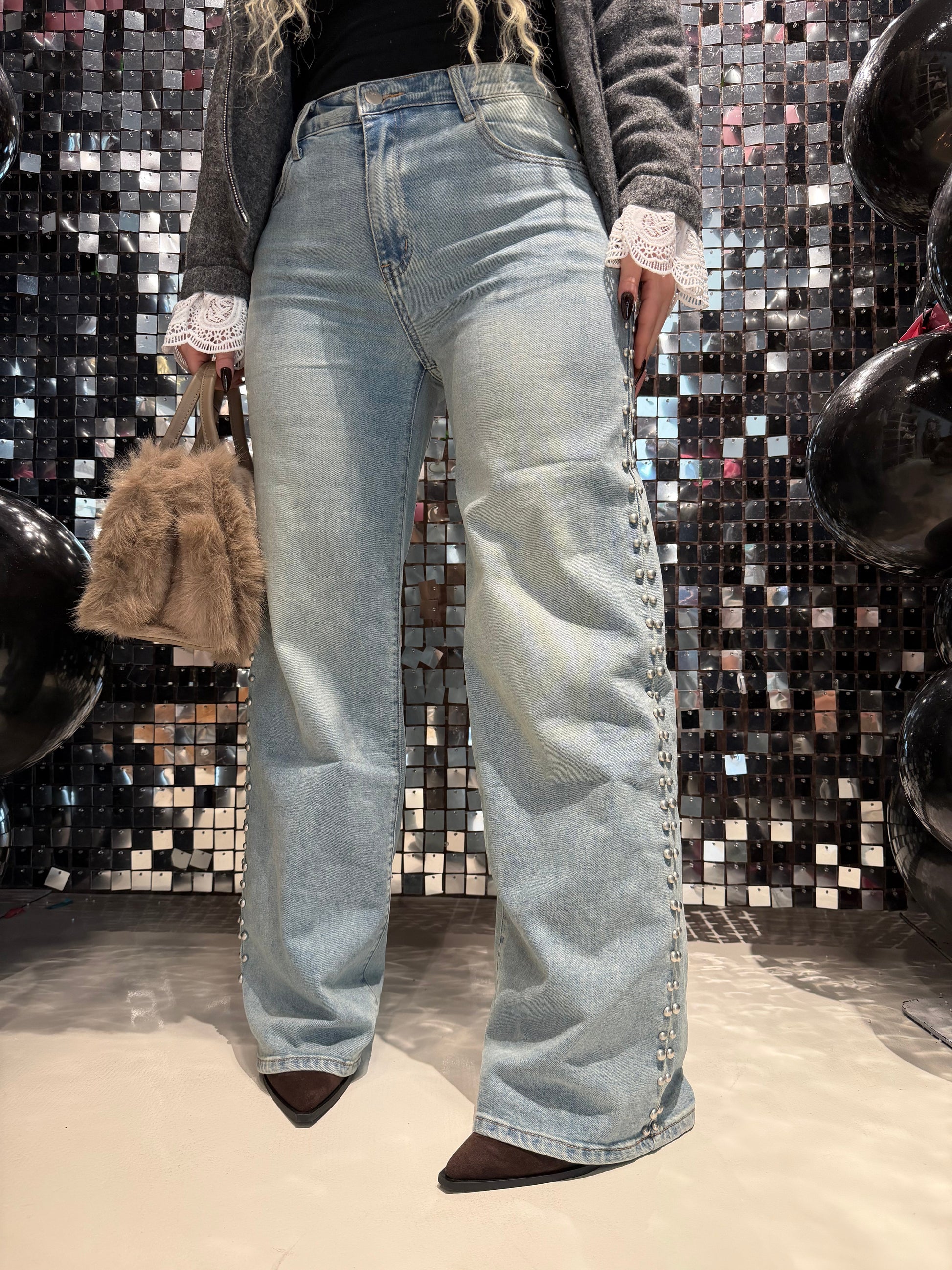 Jeans con borchie laterali