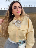 Camicia gialla con dettaglio bianco