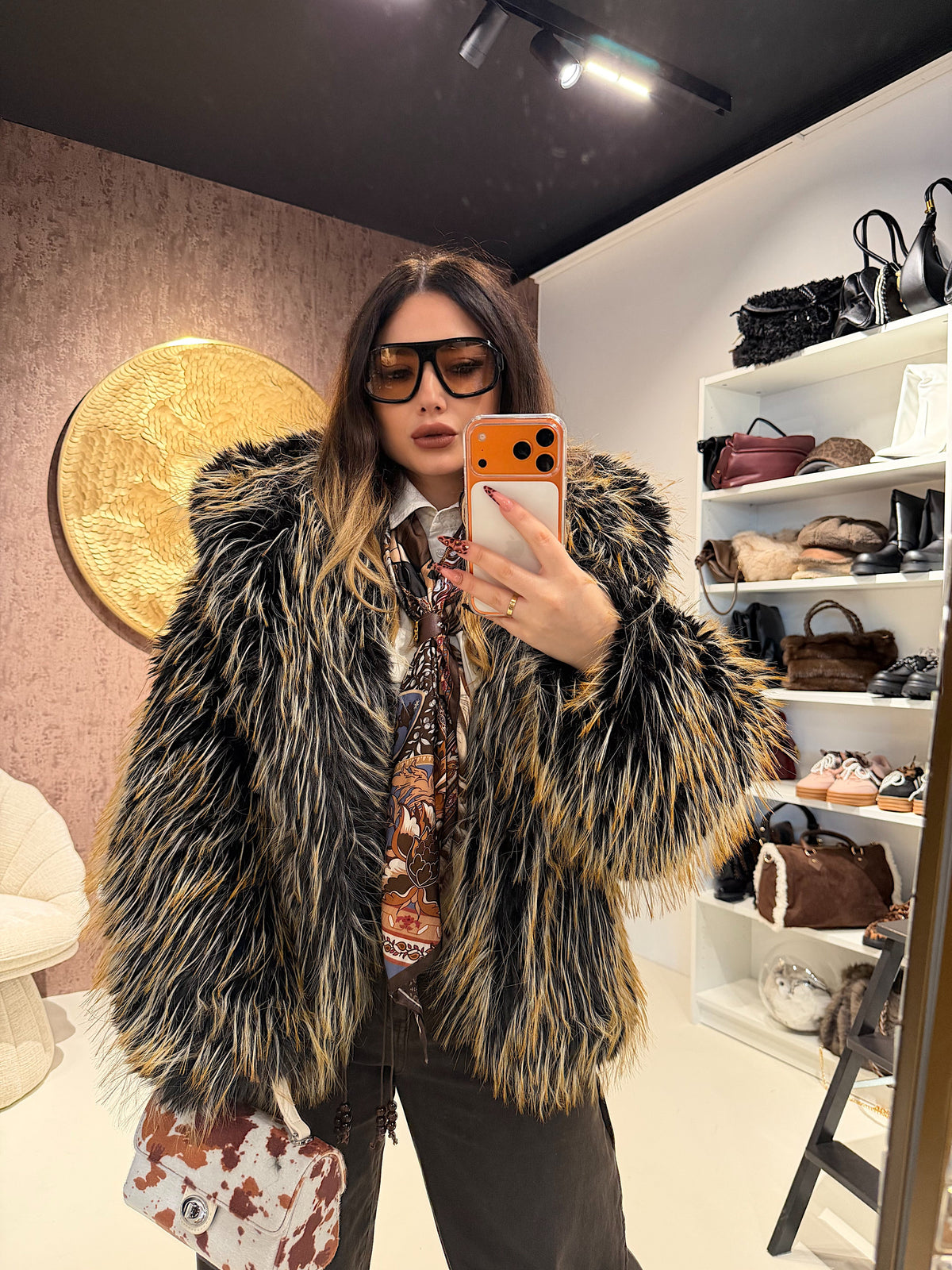 Pelliccia Ecologica con Dettaglio Nero – Oversize Glam