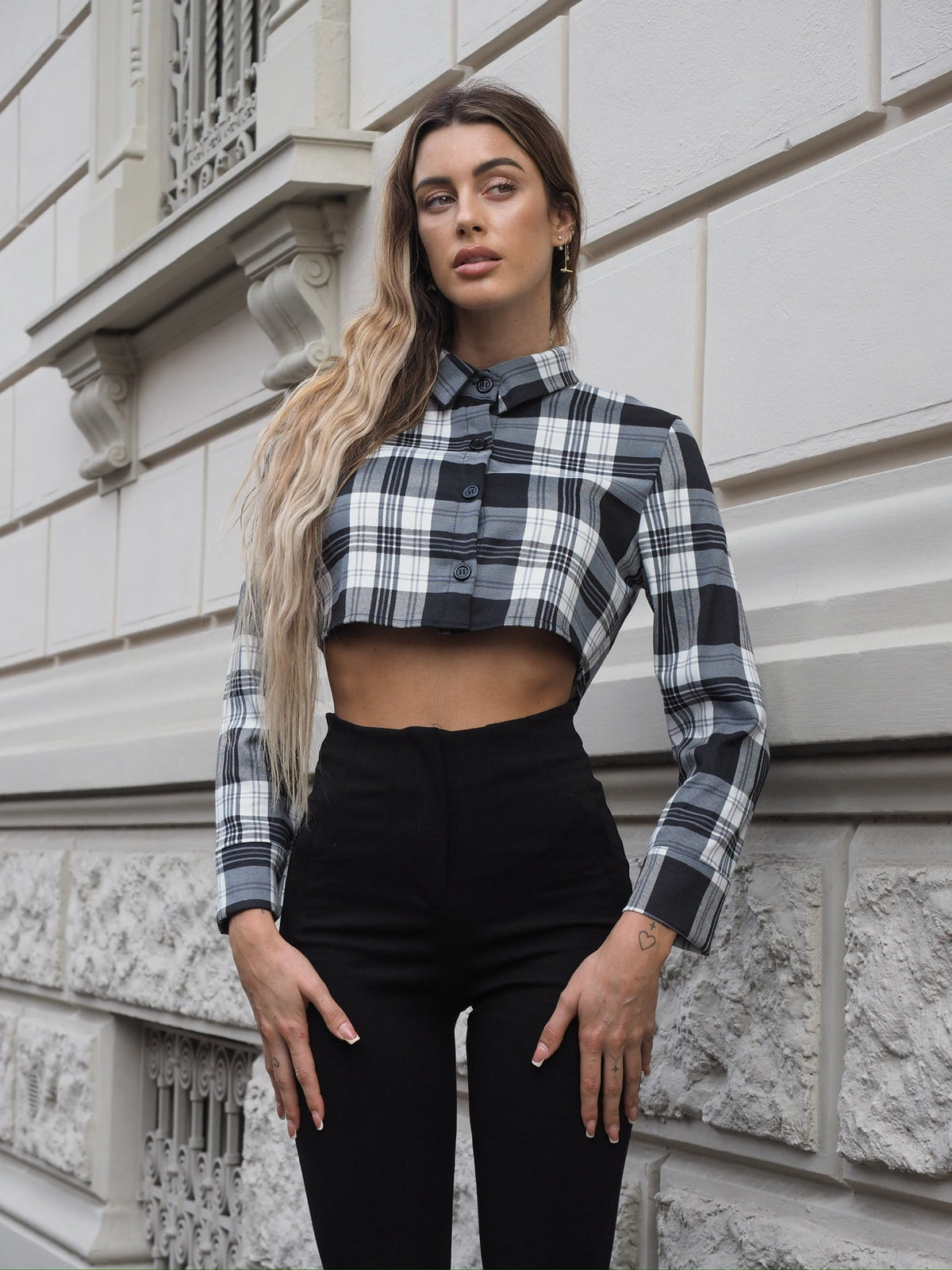 Camicia crop a quadri bianco nero grandi