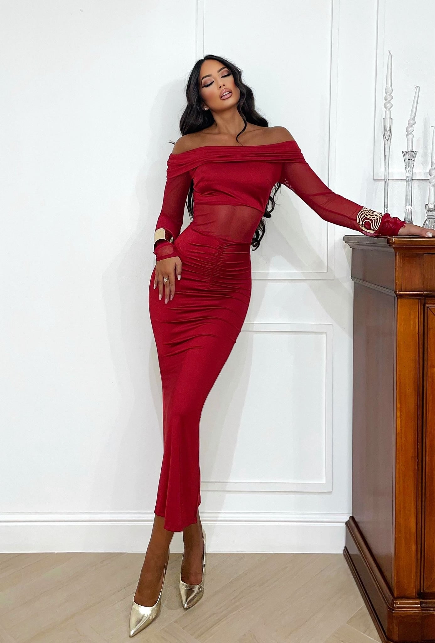 Abito bordeaux con trasparenza