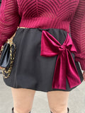 Gonna nera con fiocco bordeaux