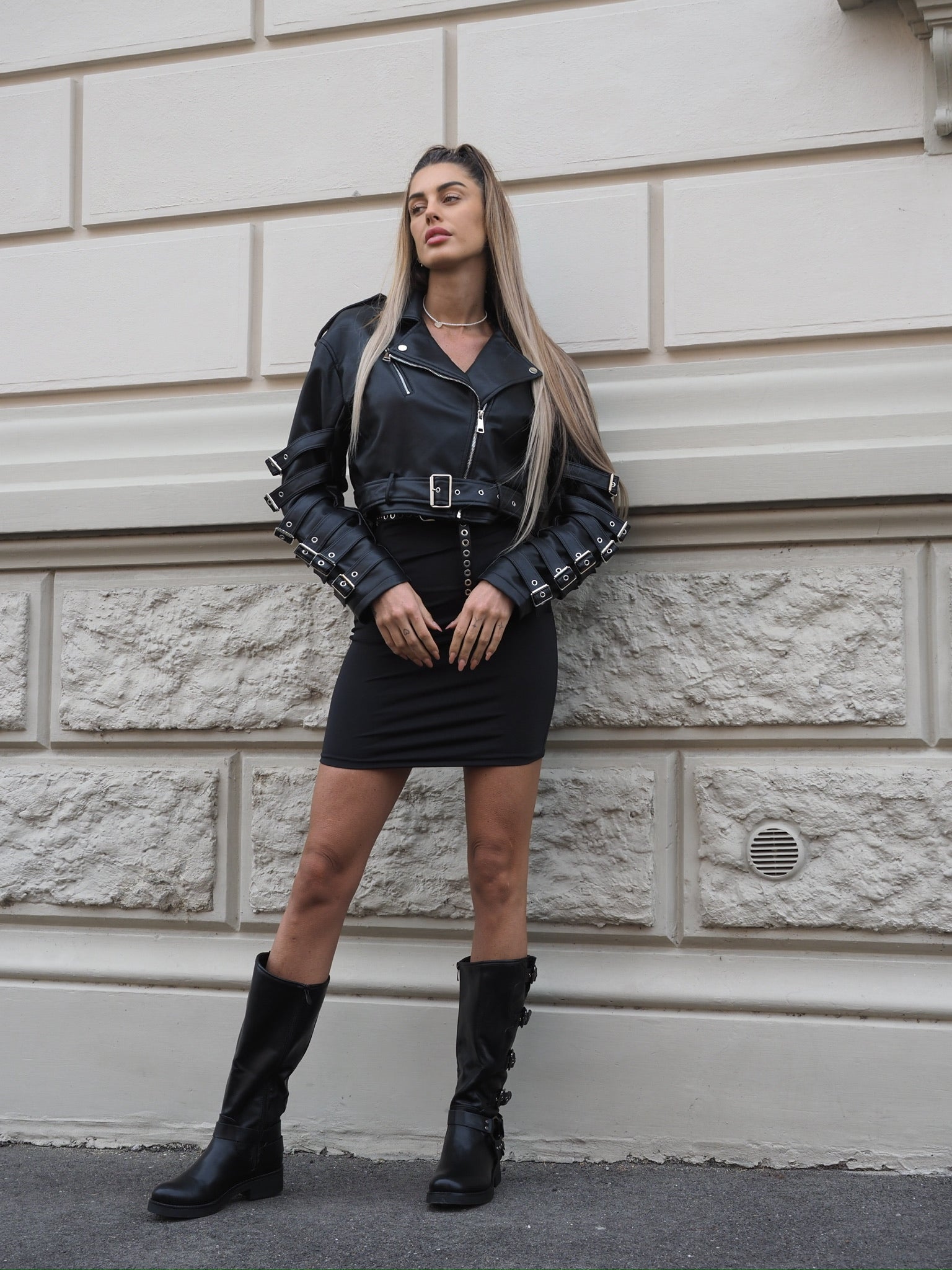 Giacca di ecopelle con fibbie
