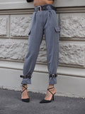 Pantalone grigio con cinghie