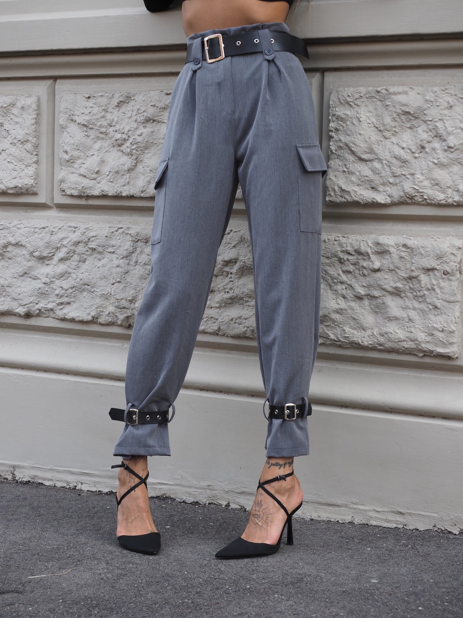 Pantalone grigio con cinghie
