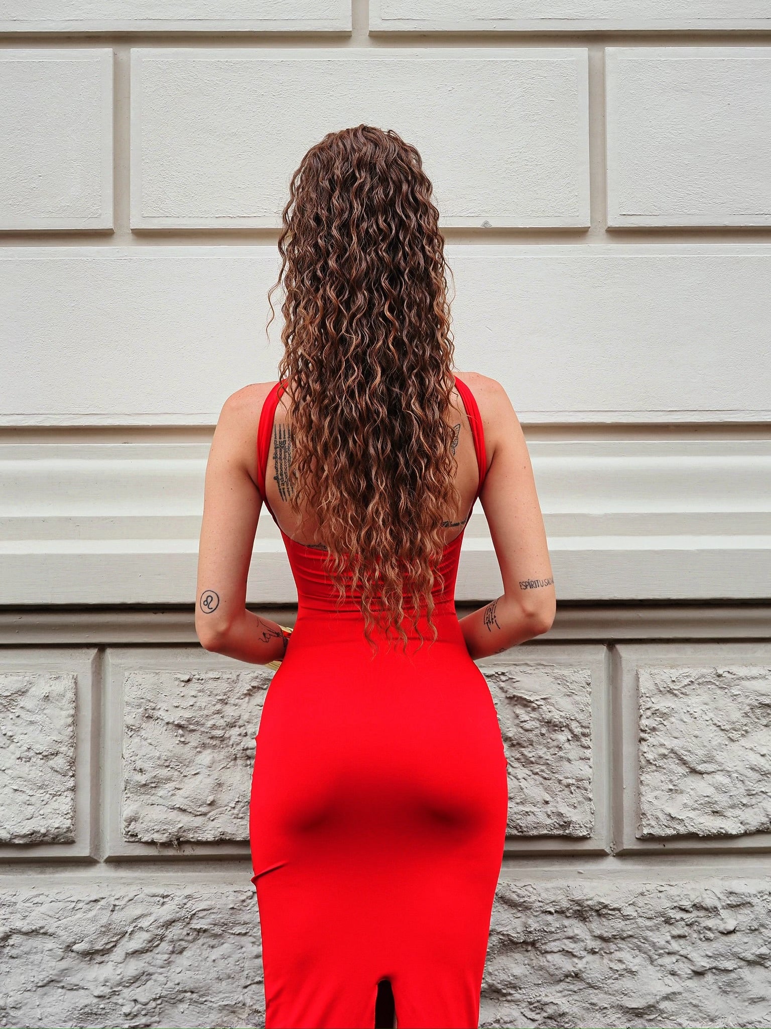 Abito rosso a fasce con choker