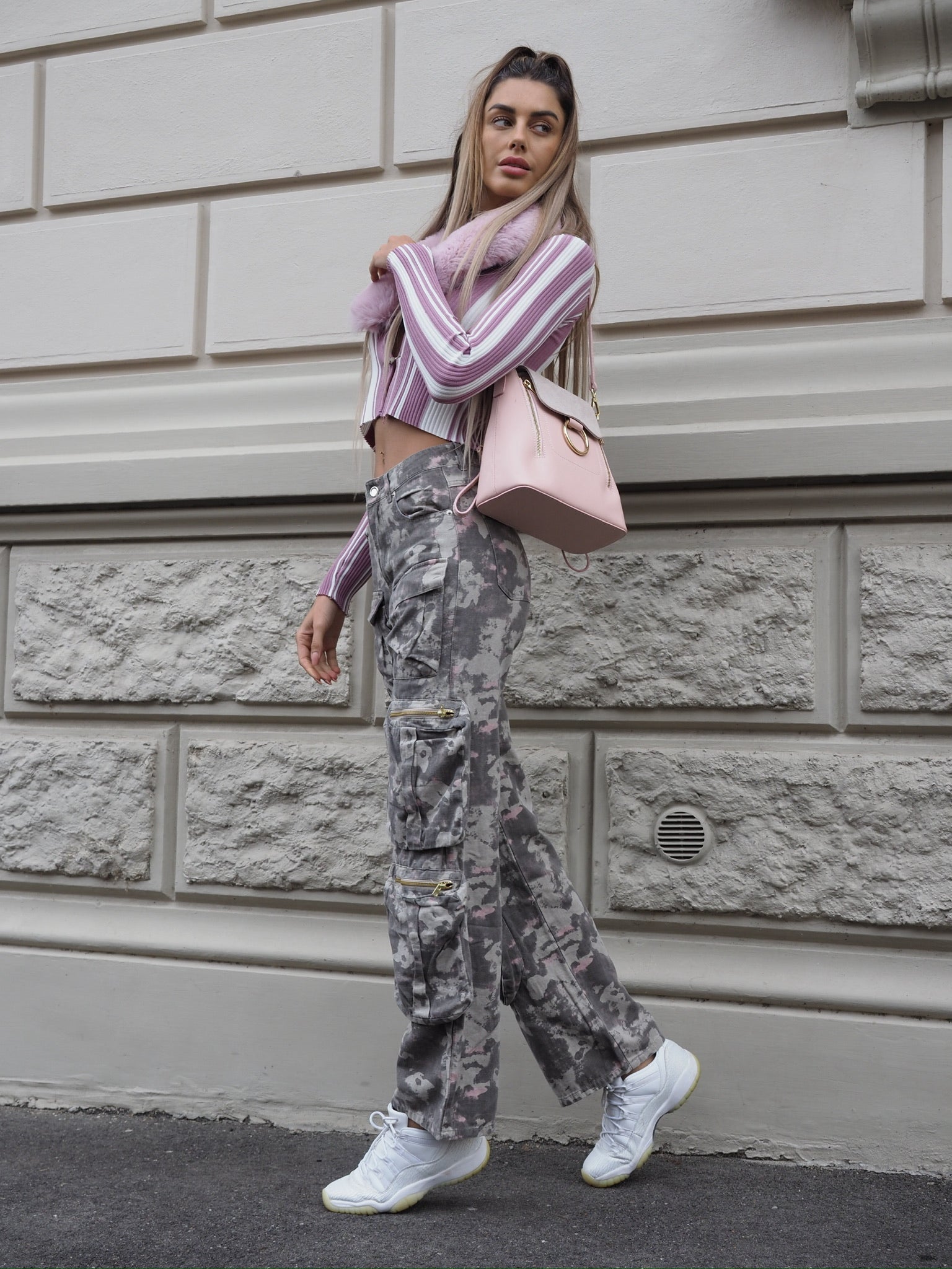 Cargo maxi con tasconi mimetico con rosa