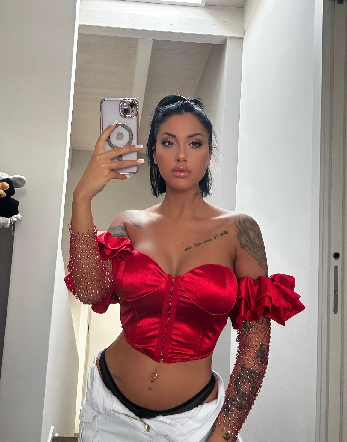 Top rosso con maniche in strass no