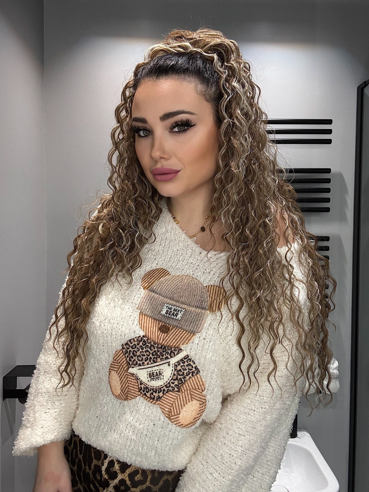 Maglioncino con orsetto scollo a V