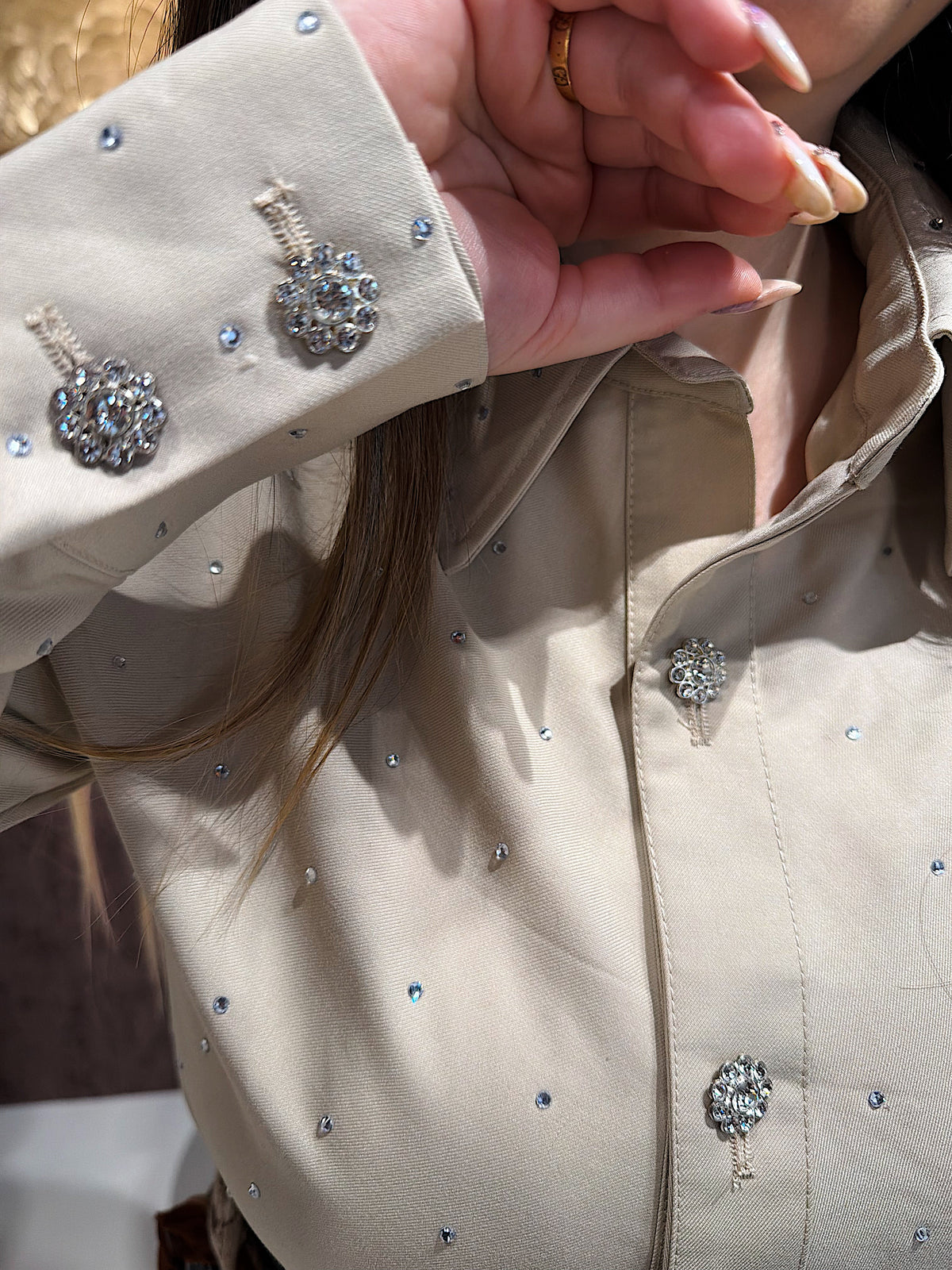 Camicia crop con strass e bottoni gioiello