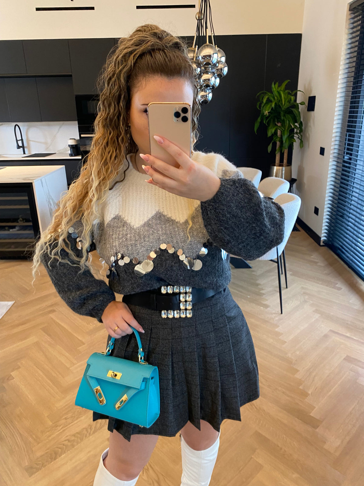 Maglione grigio con maxi paillettes