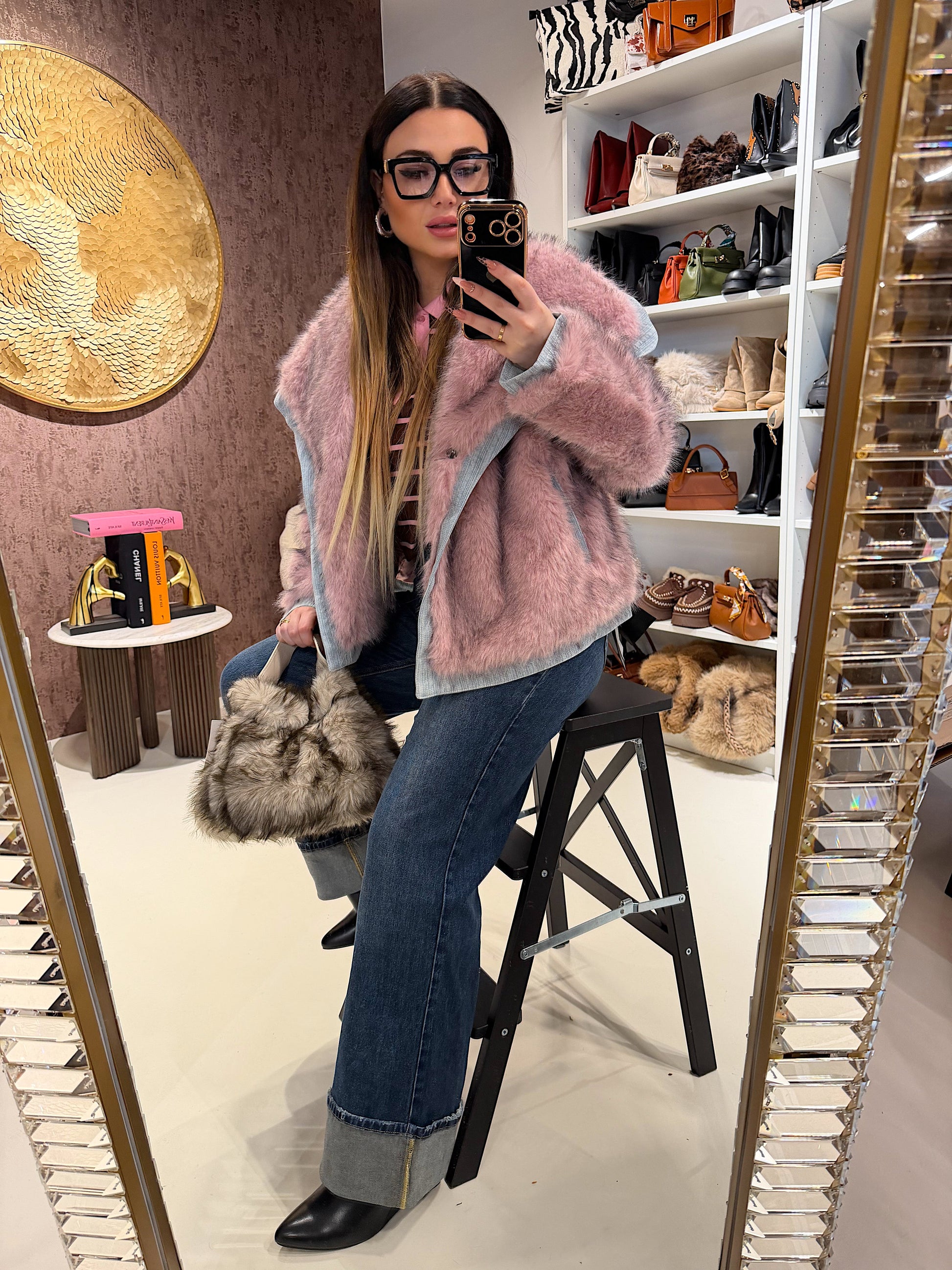 Giacca in ecopelliccia e jeans