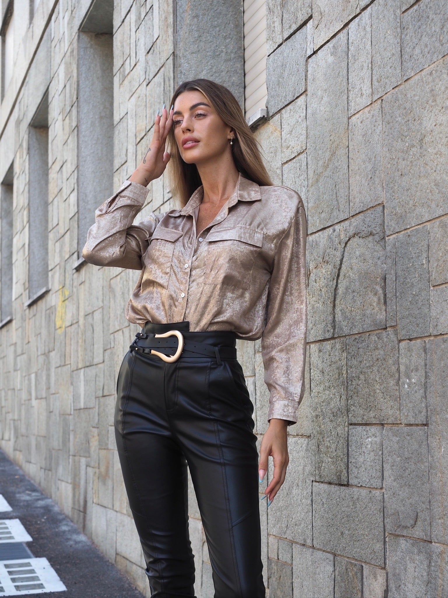 Pantalone in ecopelle con cintura