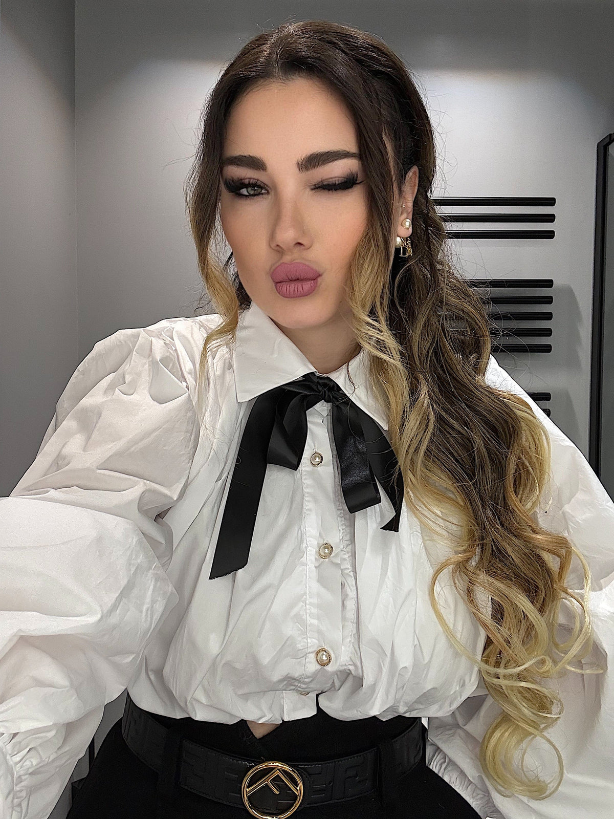 Camicia bianca con fiocco