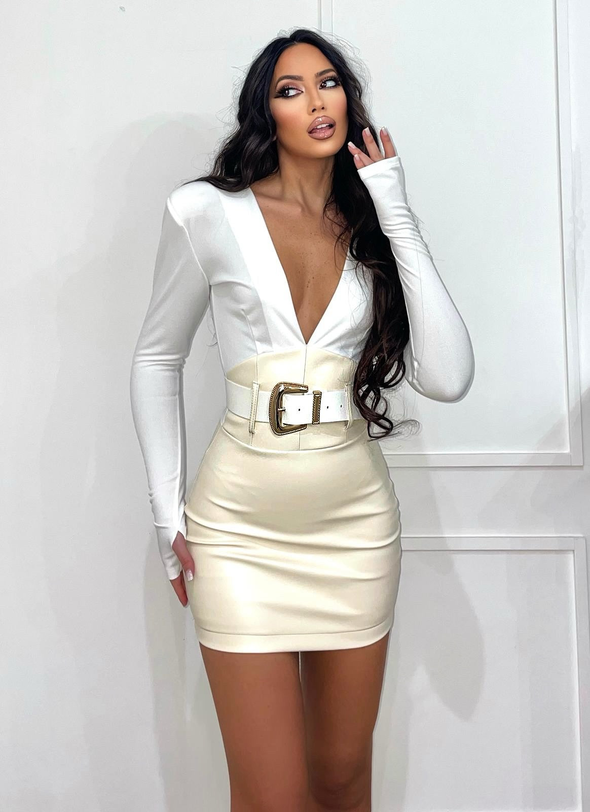Abito bianco beige con cintura