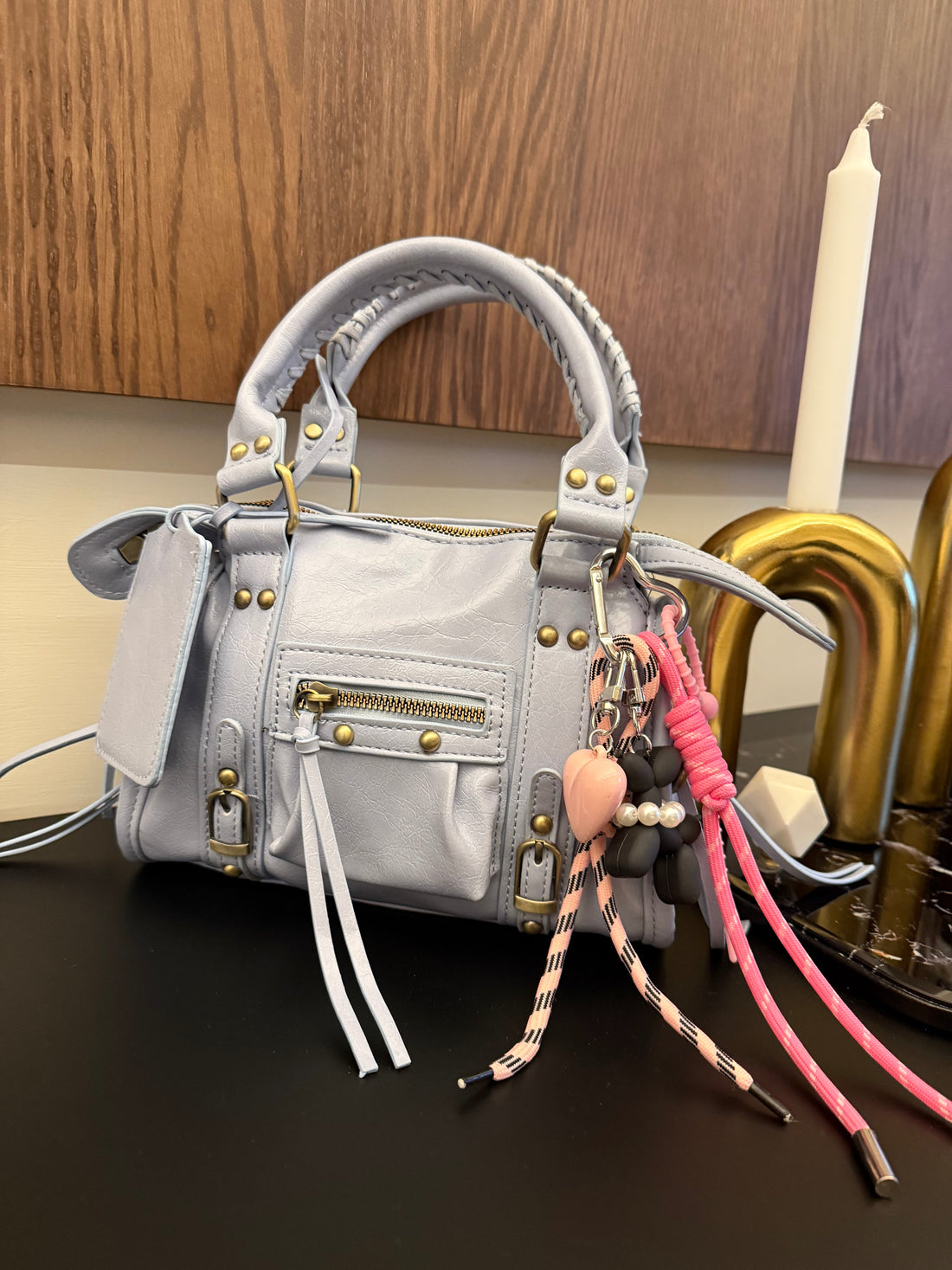 Borsa aggressive girls
