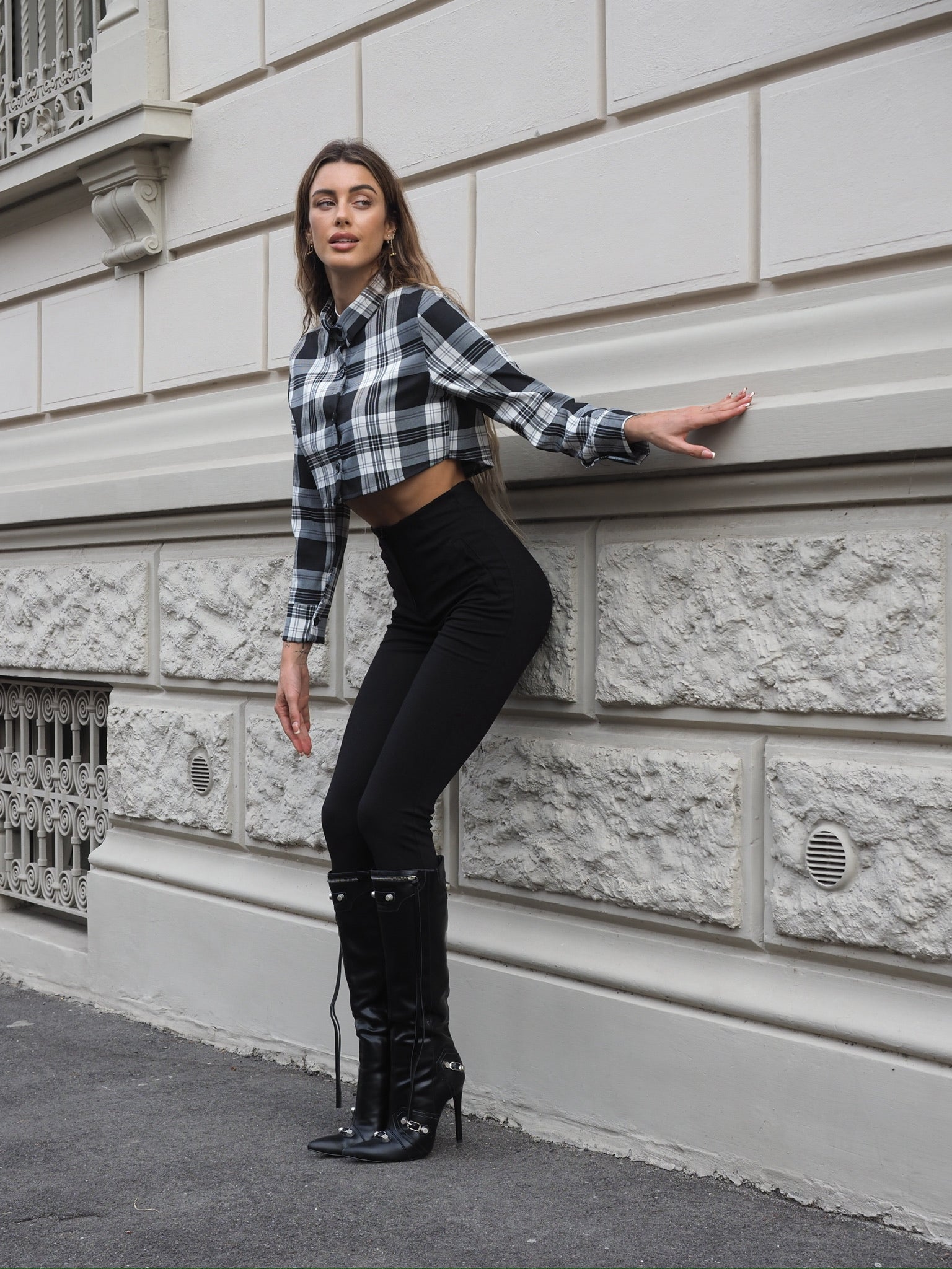 Camicia crop a quadri bianco nero grandi