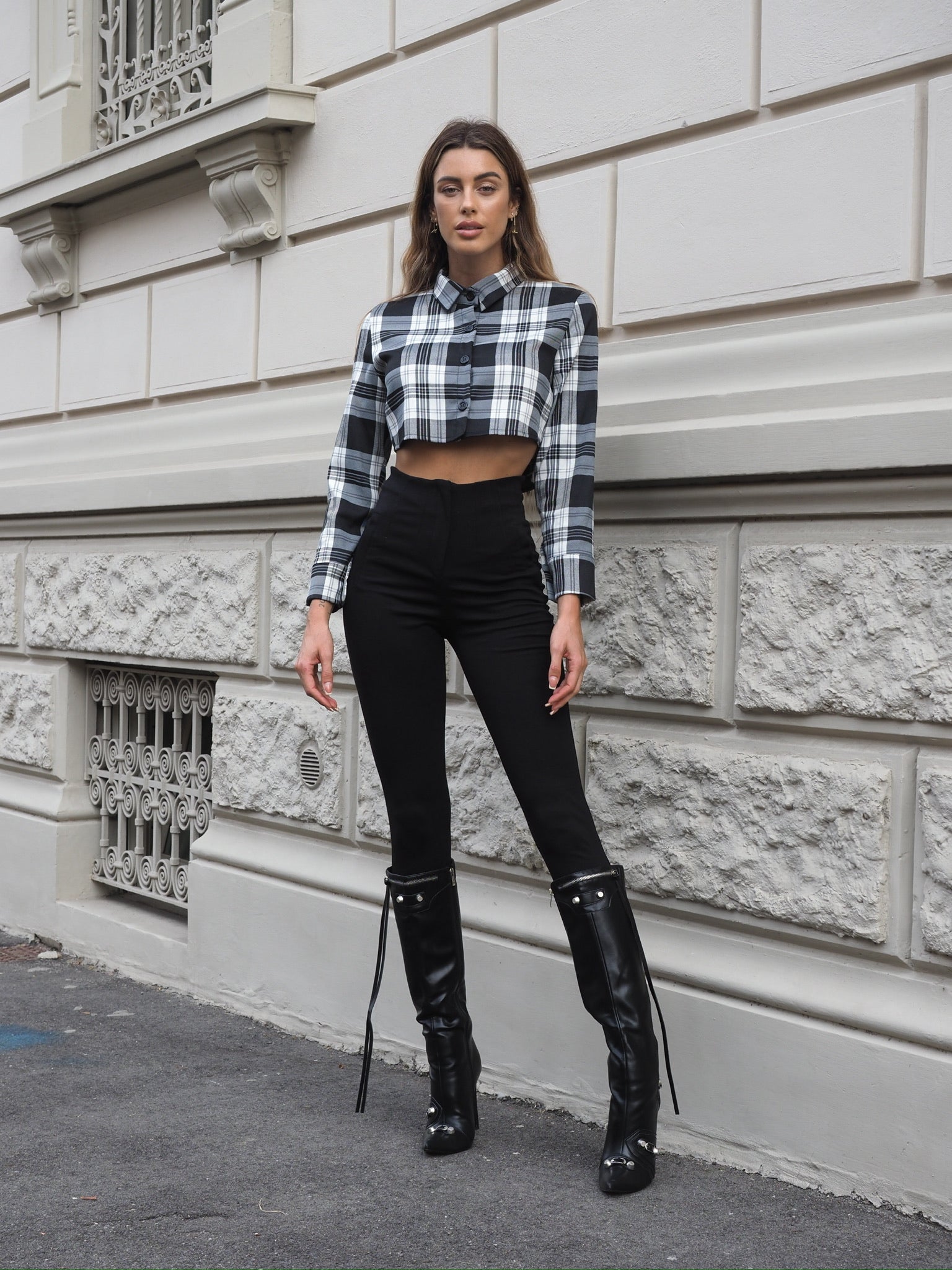 Camicia crop a quadri bianco nero grandi