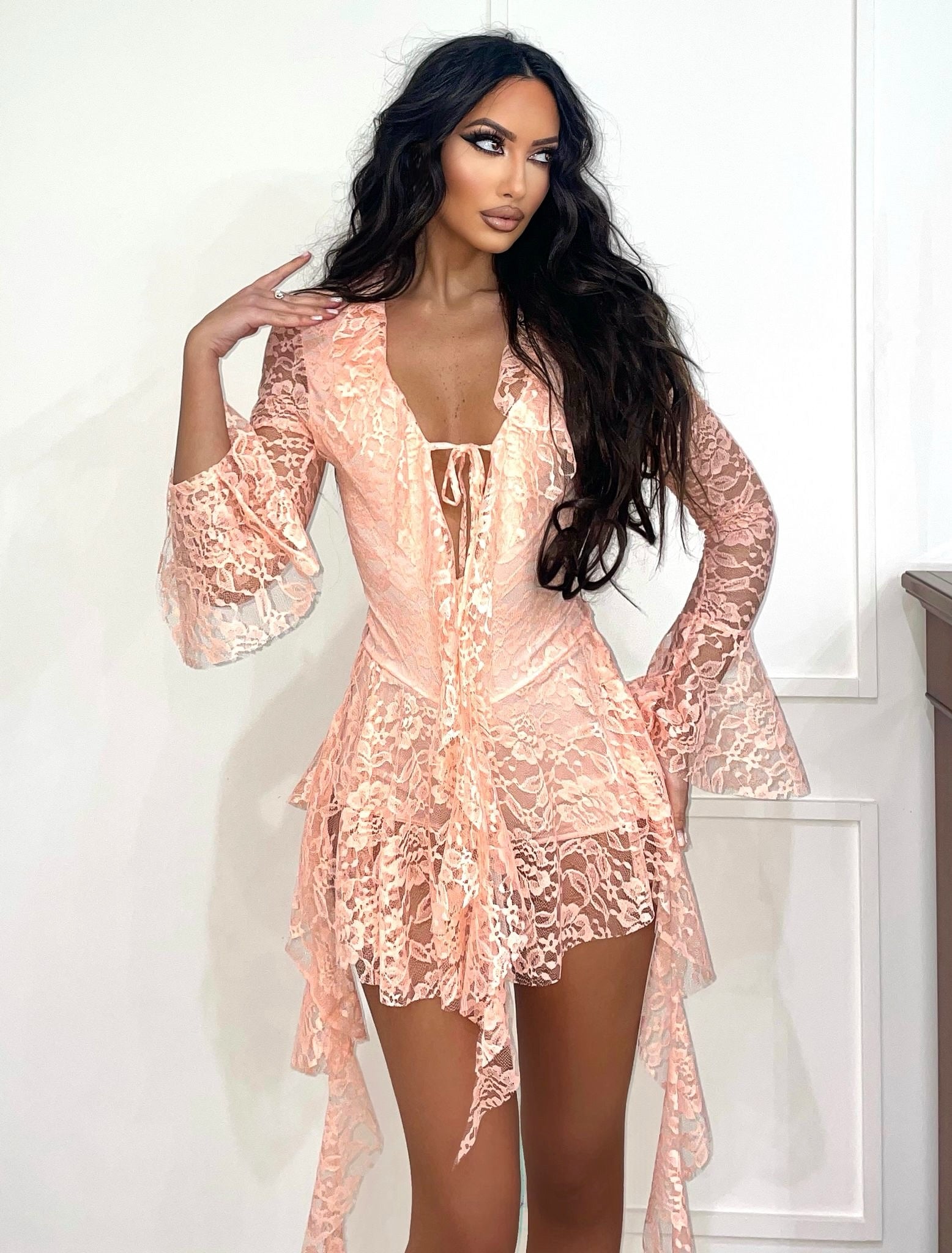 Abito in pizzo rosa con rouches