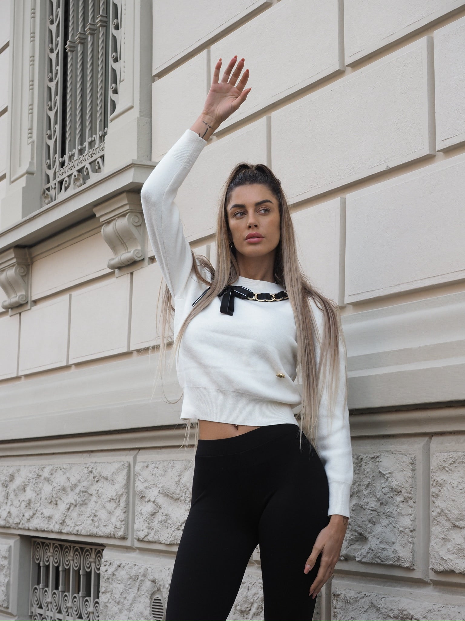 Maglione panna con fiocco nero