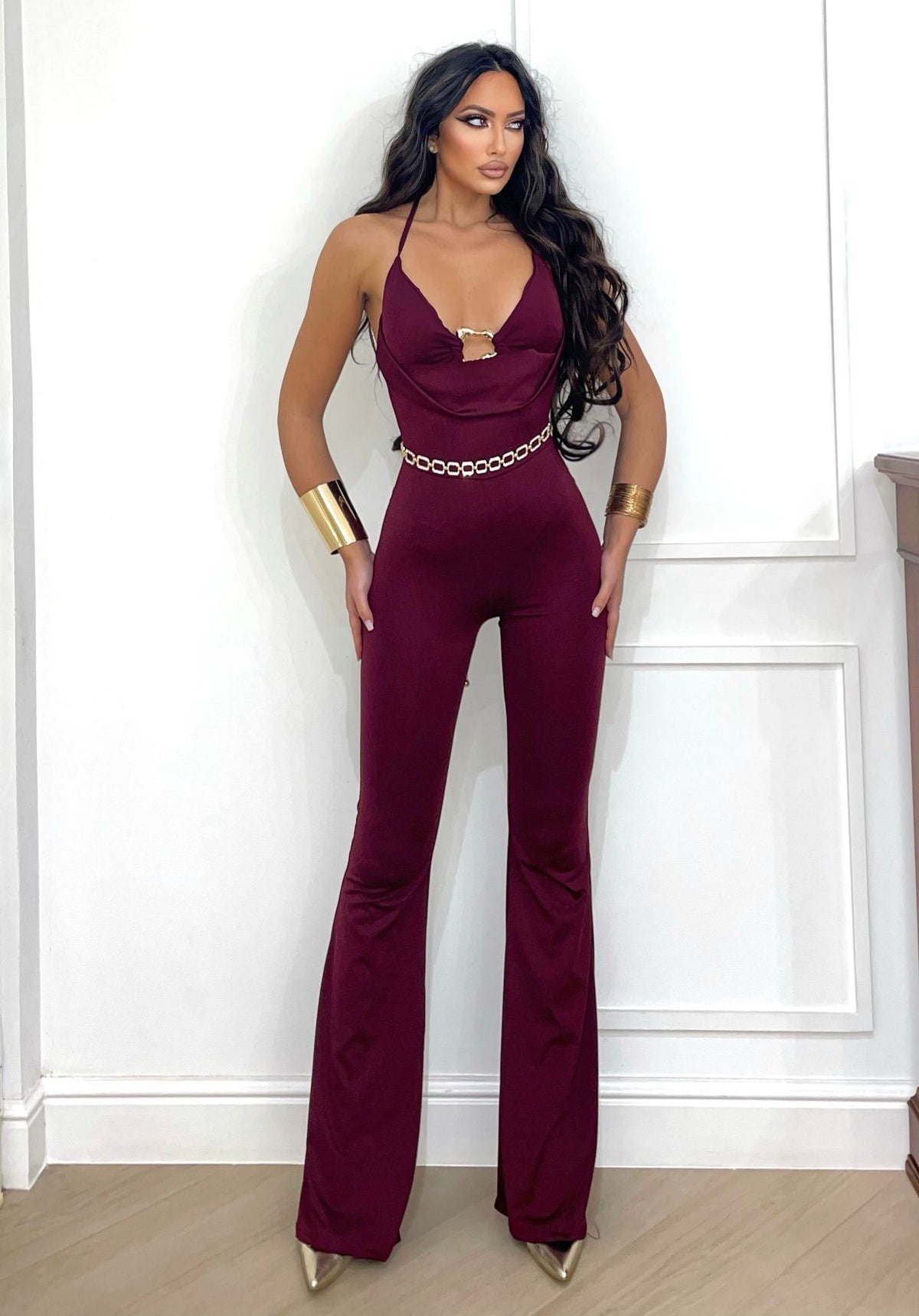 Tuta bordeaux con gioiello oro