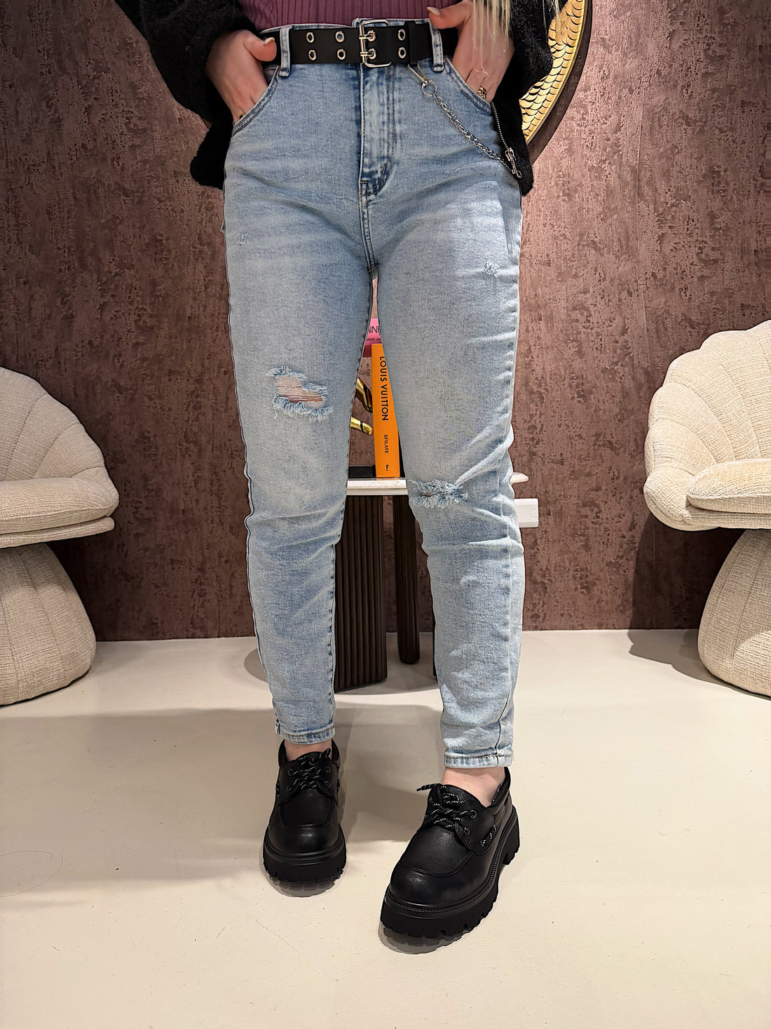 Jeans aderente con cintura e catenina