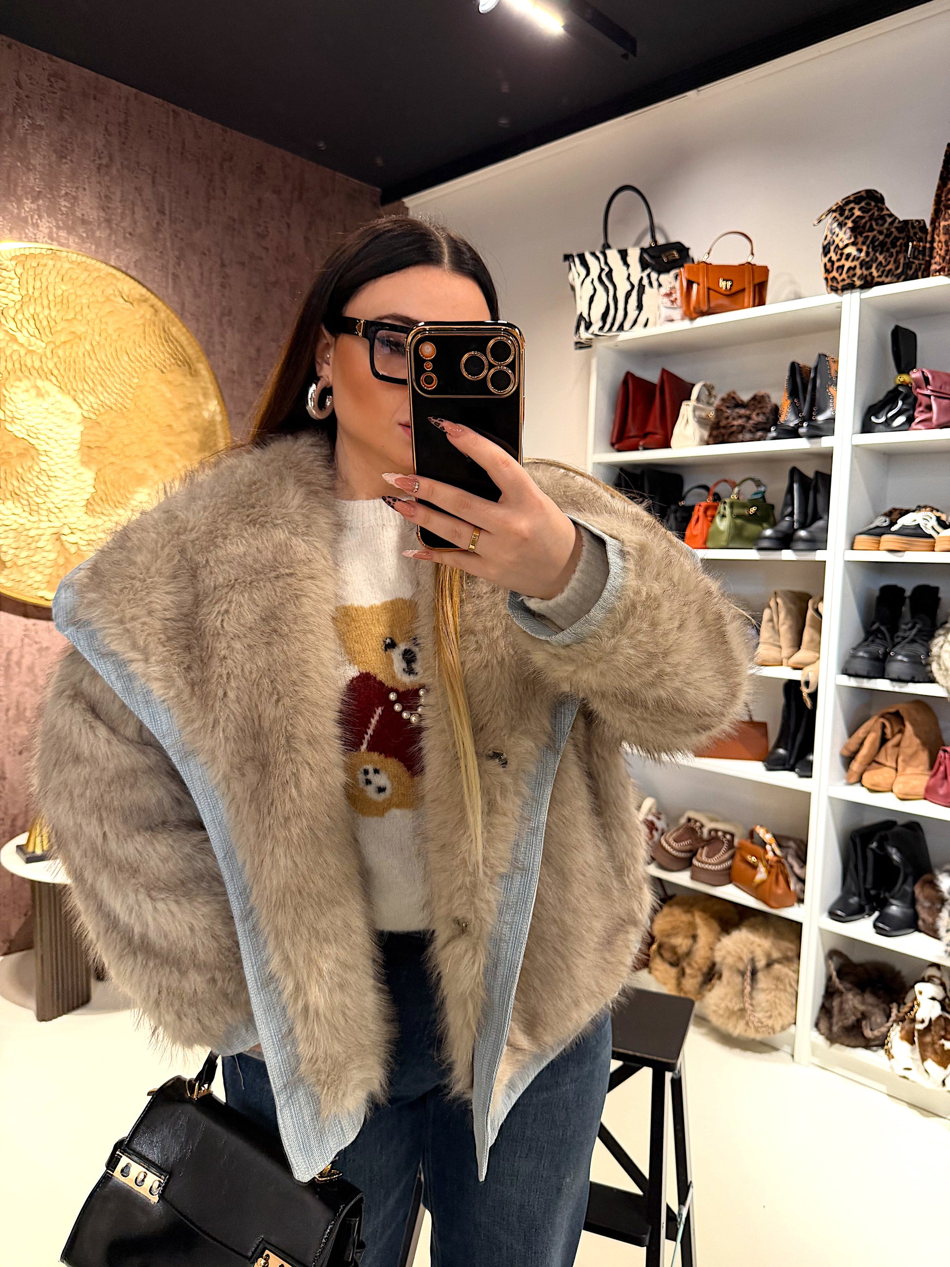Giacca in ecopelliccia e jeans