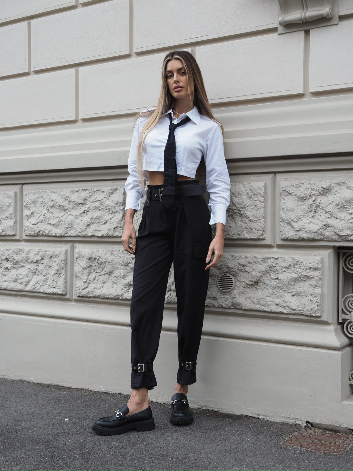 Pantalone nero con cinghie
