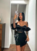 Top nero con maniche in strass