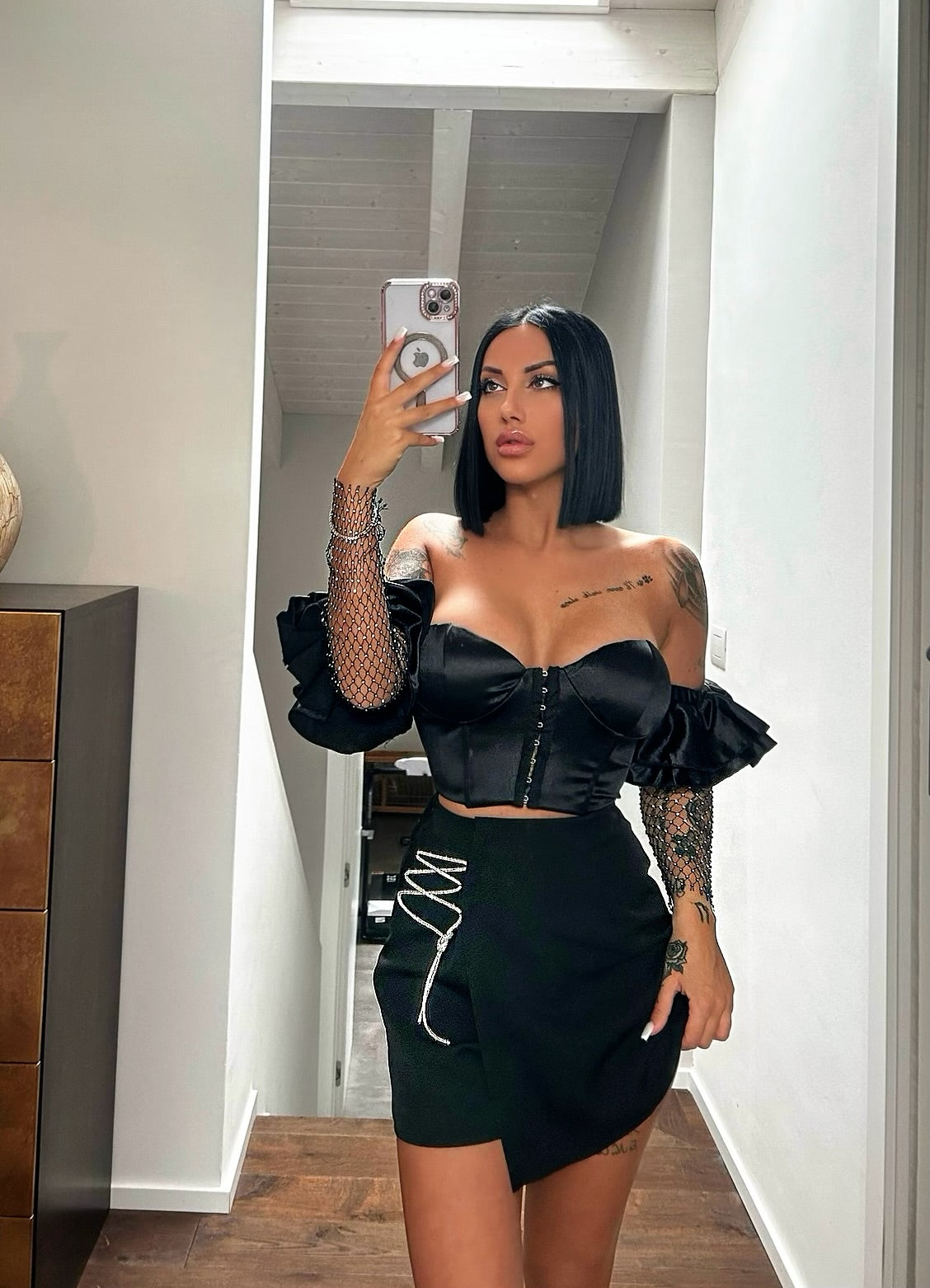 Top nero con maniche in strass