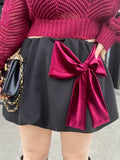 Gonna nera con fiocco bordeaux