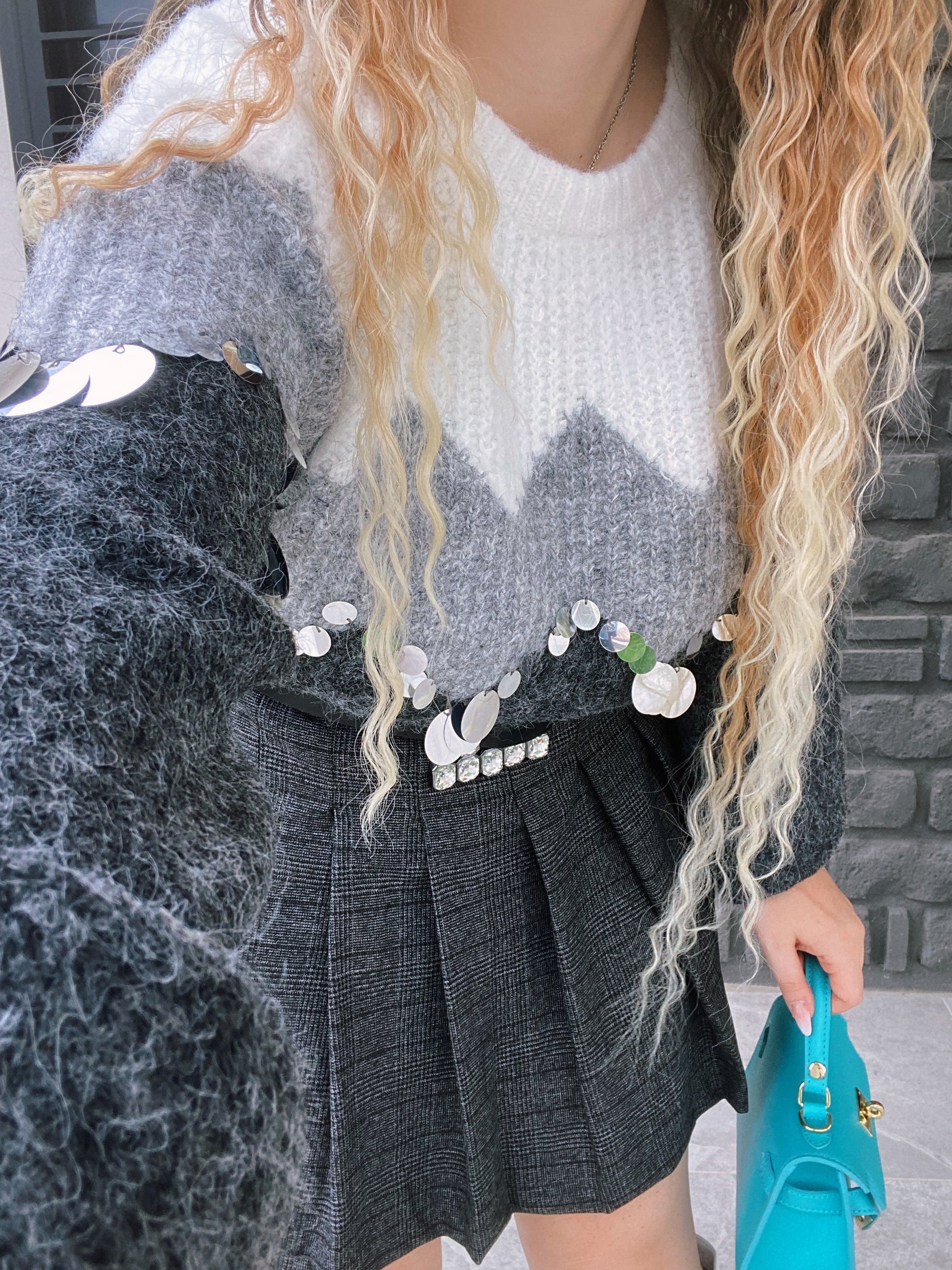 Maglione grigio con maxi paillettes