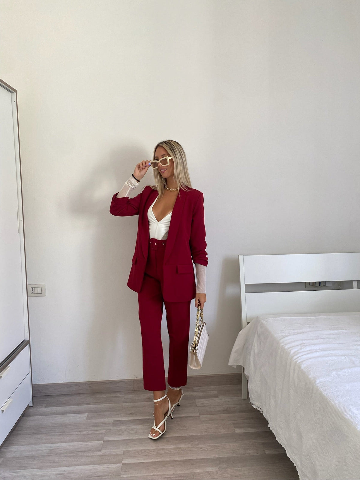 Body bianco con strass e scollo a V