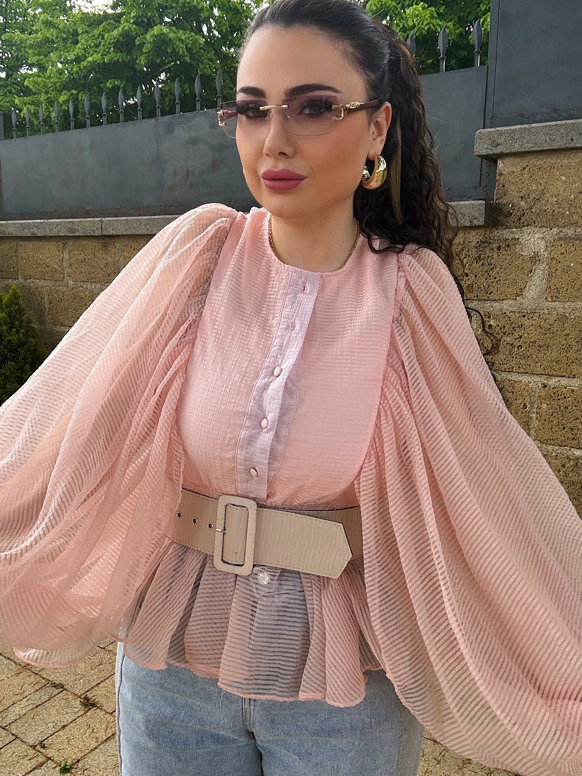 Camicia con maniche ampie e cinturone