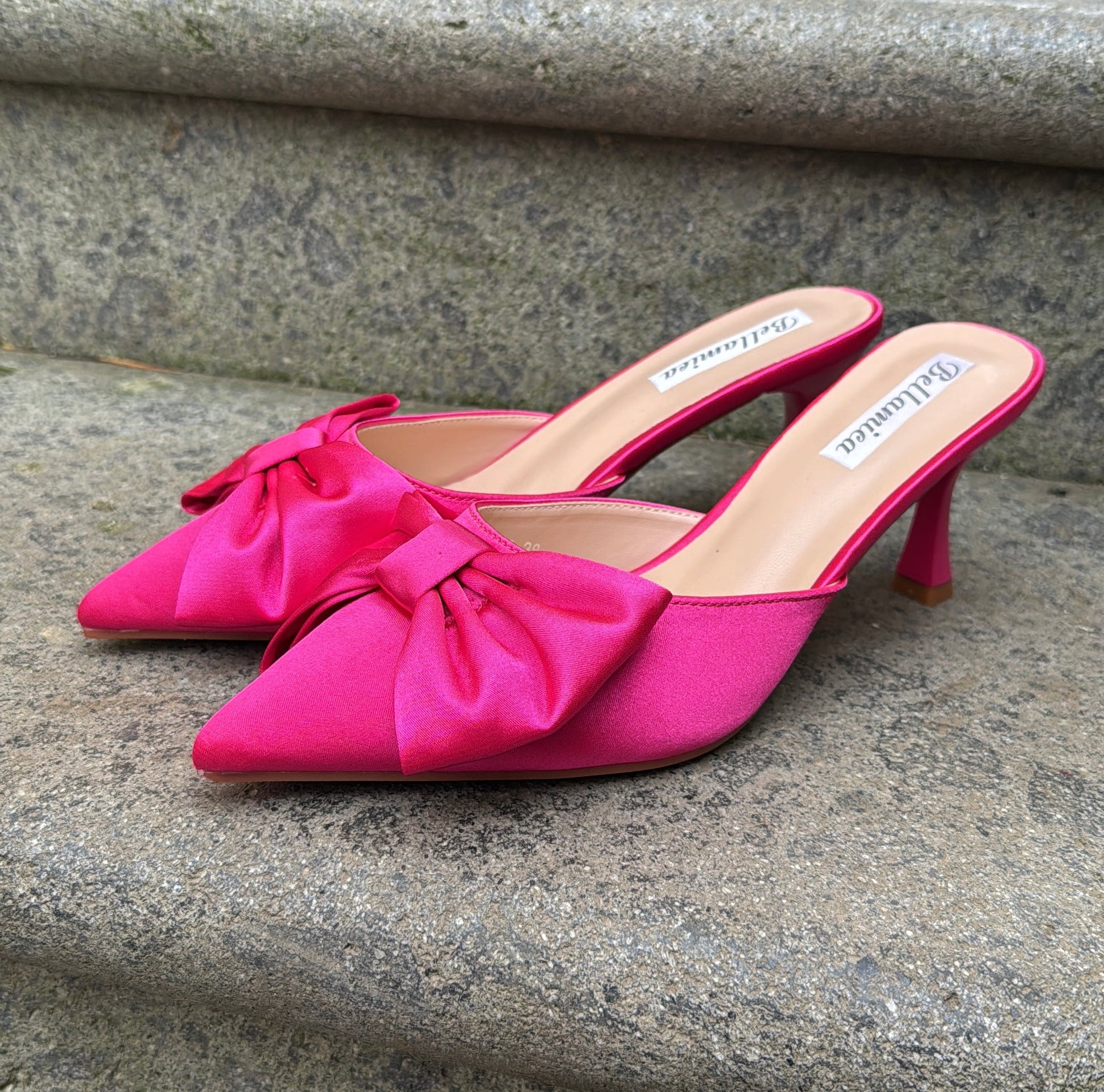 Tacchi in raso con fiocco fucsia