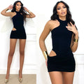 Abito nero con choker e apertura laterale