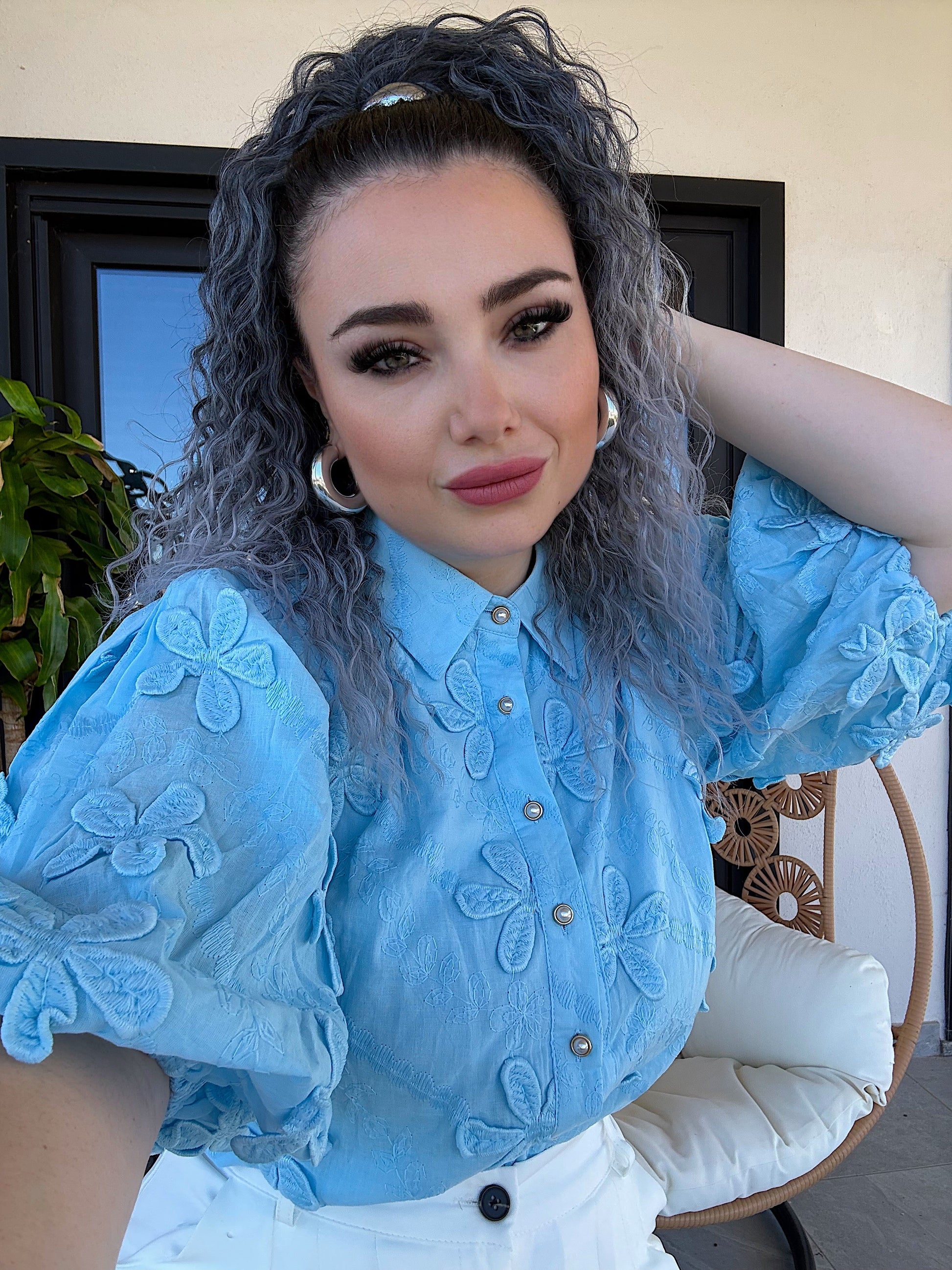 Camicia con fiori ricamati