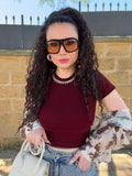 T-shirt crop con strass al collo
