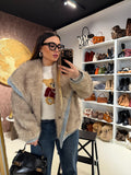 Giacca in ecopelliccia e jeans