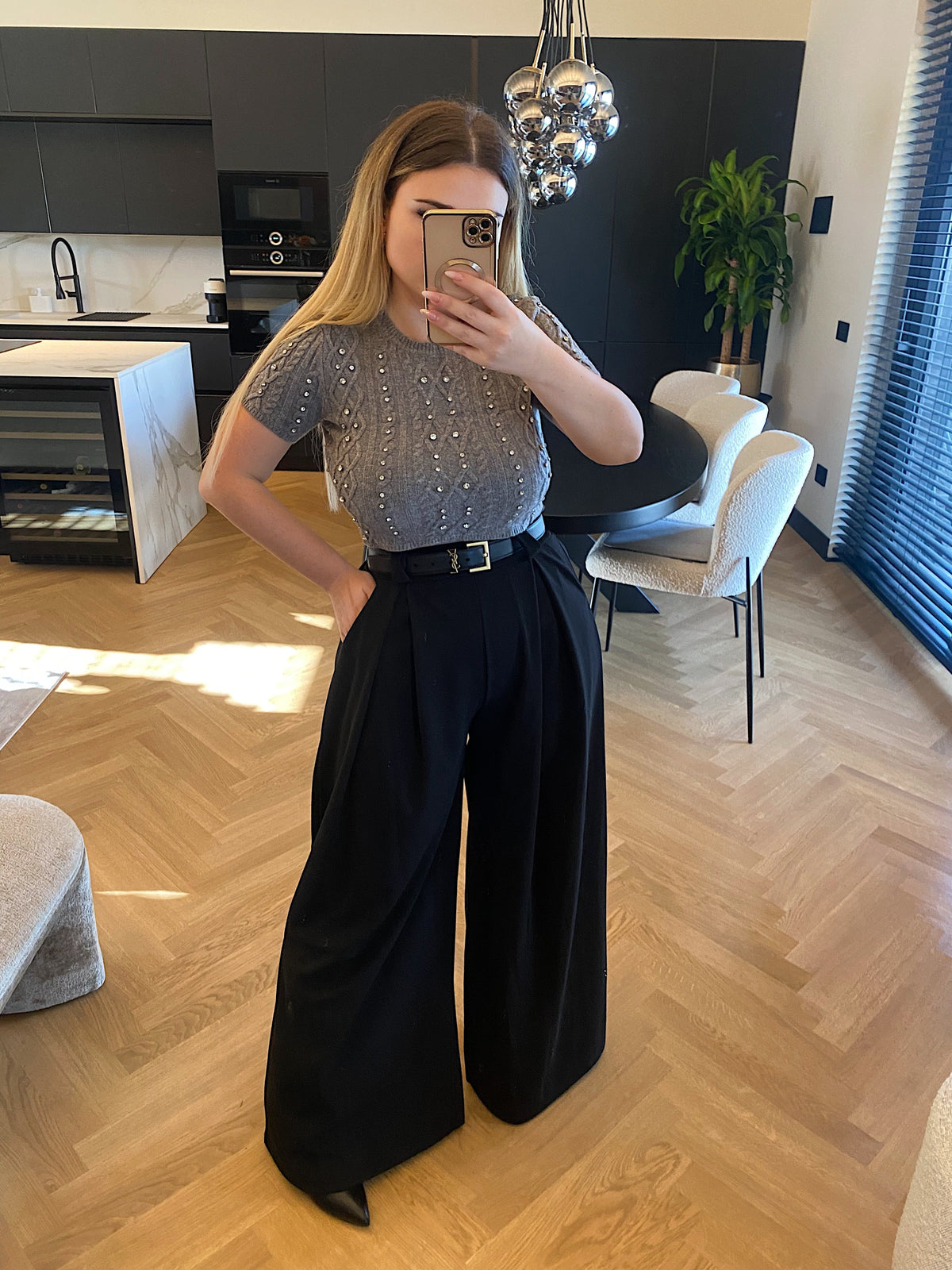 Maglioncino crop grigio a trecce con strass